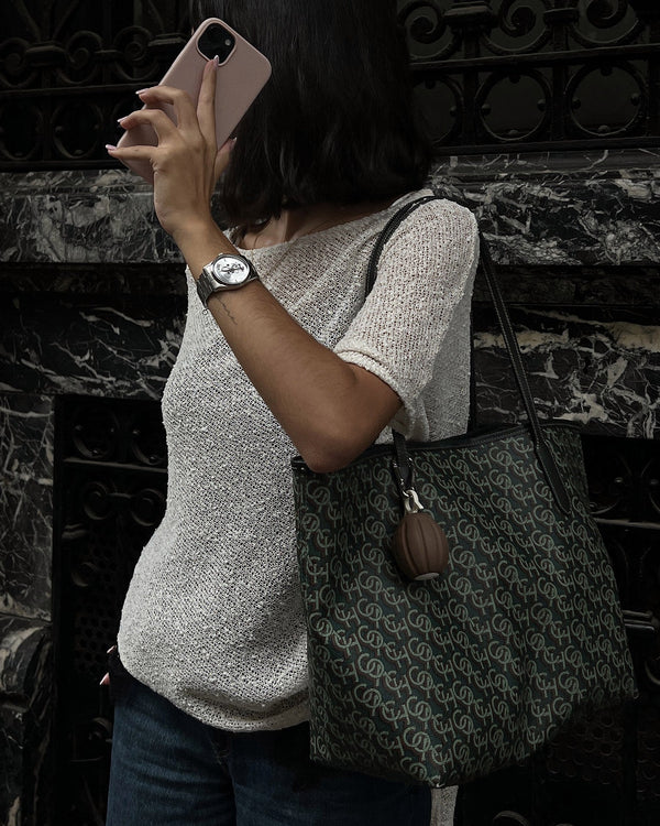 FlamAid Pro marrón en un bolso estampado