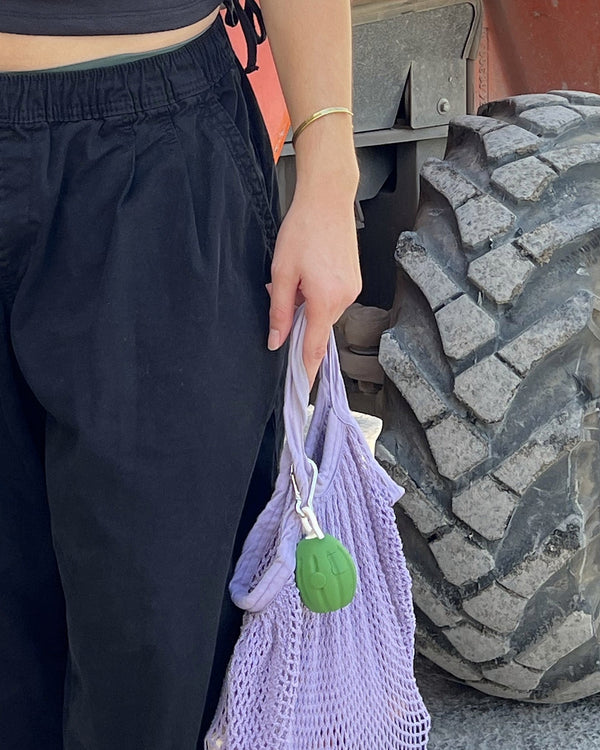 FlamAid Pro verde colgada de una bolsa de red lila
