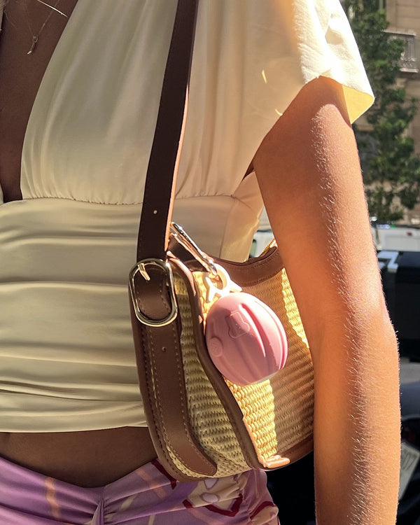 FlamAid Pro rosa en un bolso de rafia