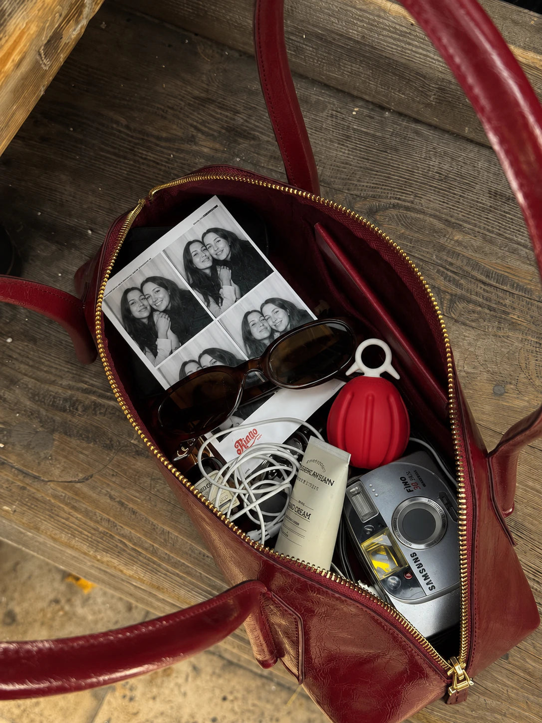 FlamAid en un bolso de piel roja